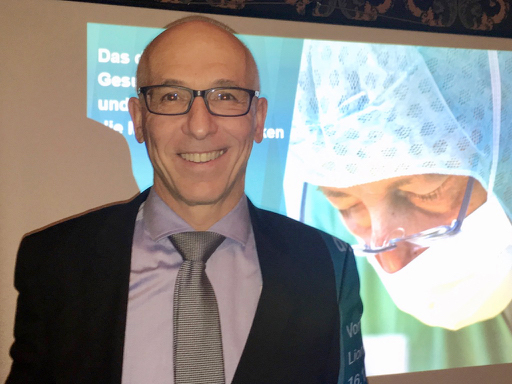 Dieter Bartsch, Geschäftsführer der Main-Kinzig-Kliniken bei seinem Vortrag 2017